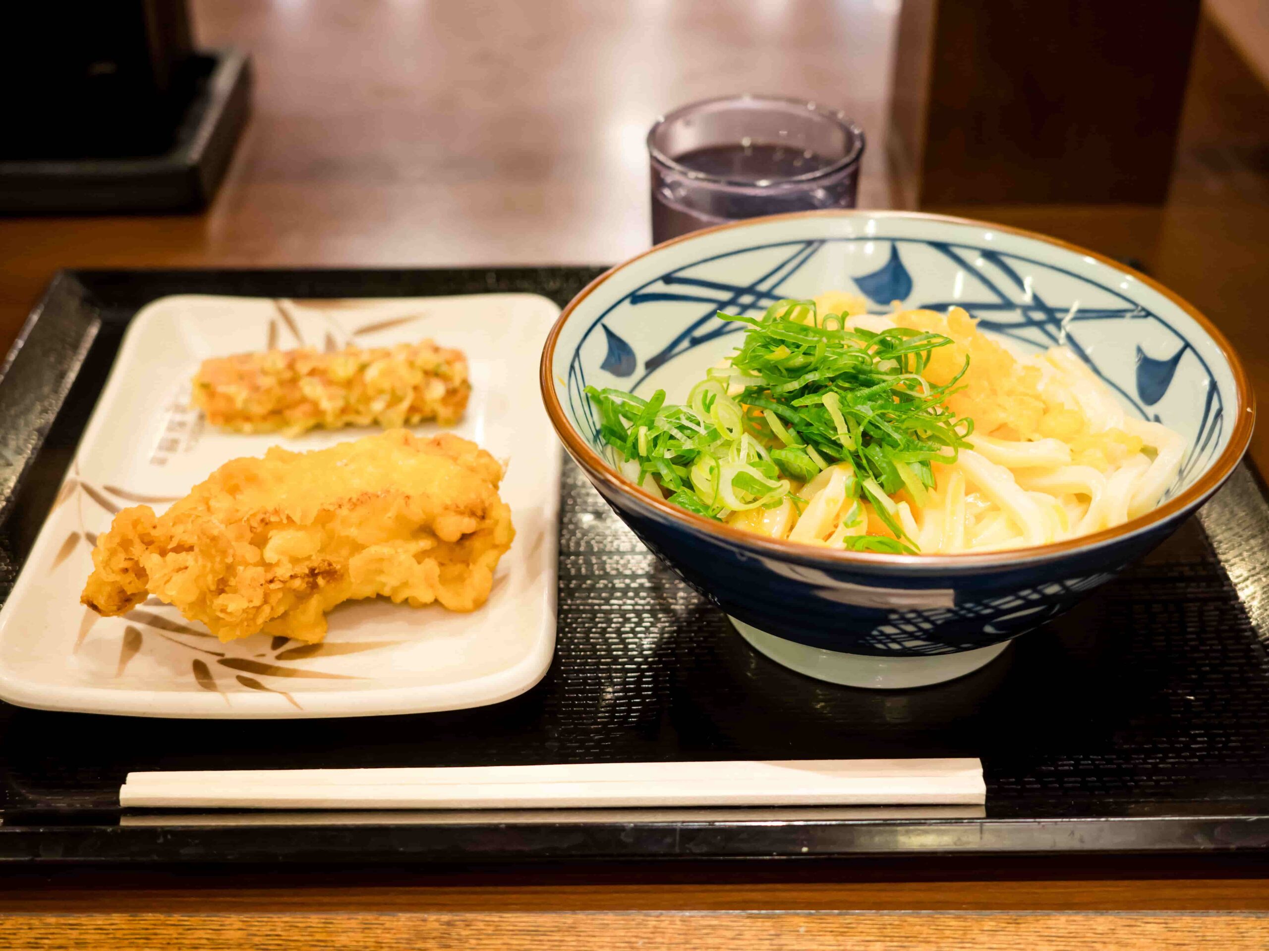丸亀製麺の釜玉うどんと天ぷら