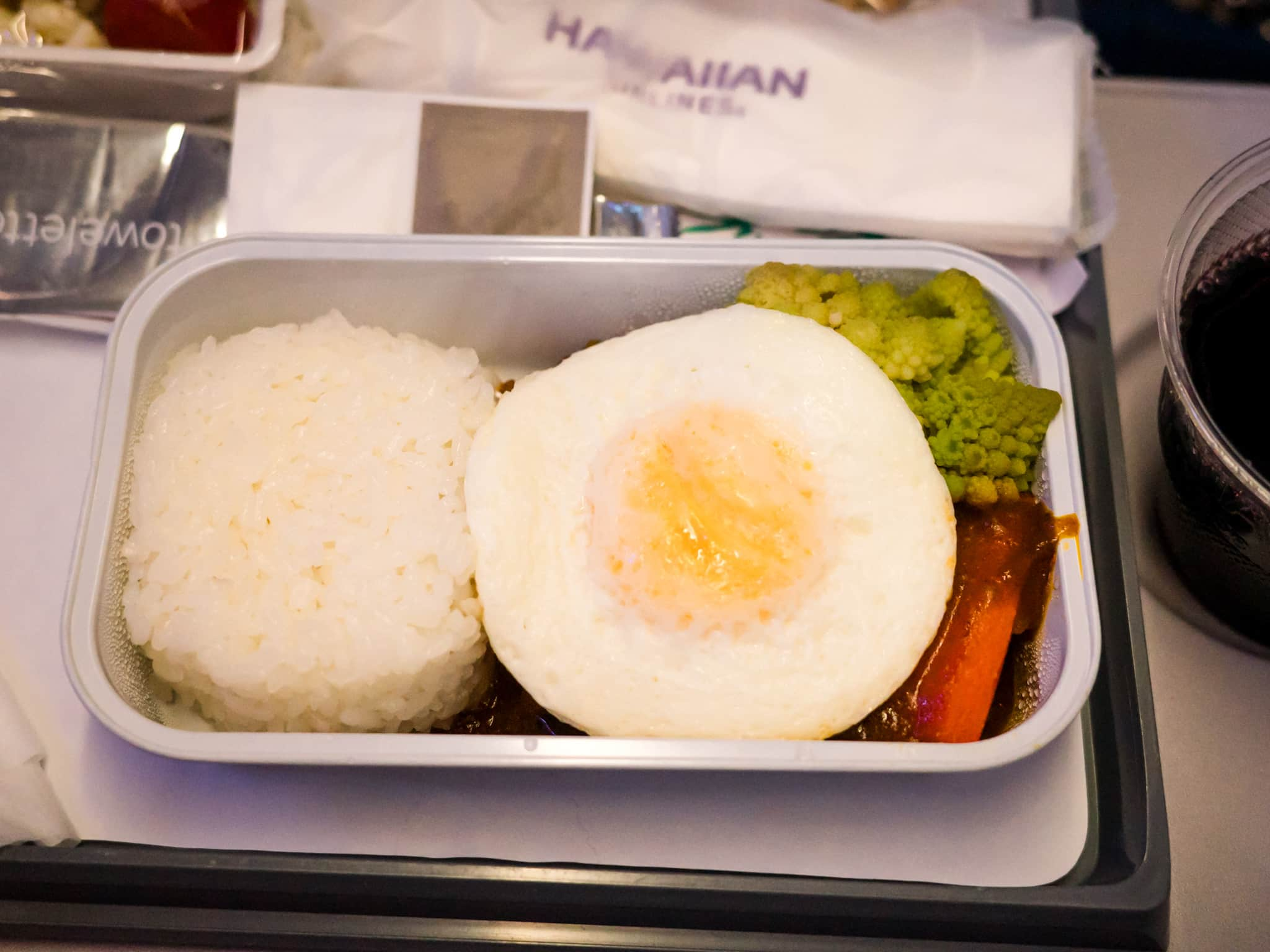 ハワイアン航空　機内食　ロコモコ