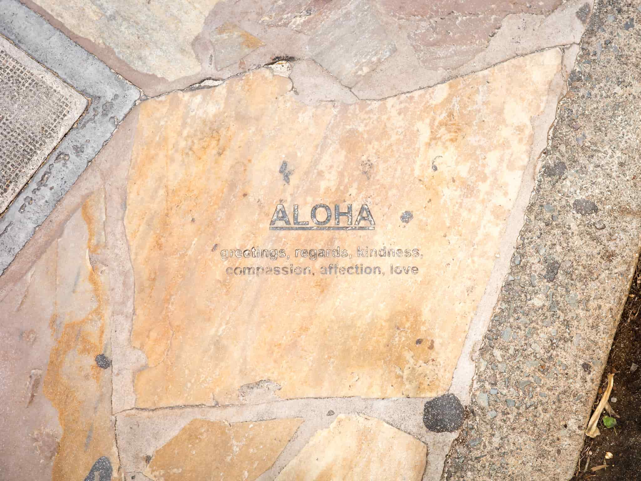 カラカウア通り 地面の文字 ALOHA