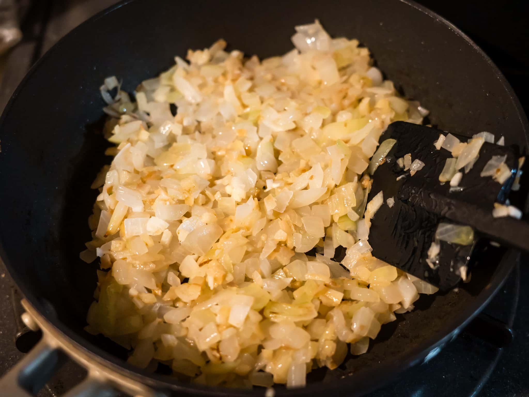 カレー 玉ねぎと生姜とにんにくを炒める