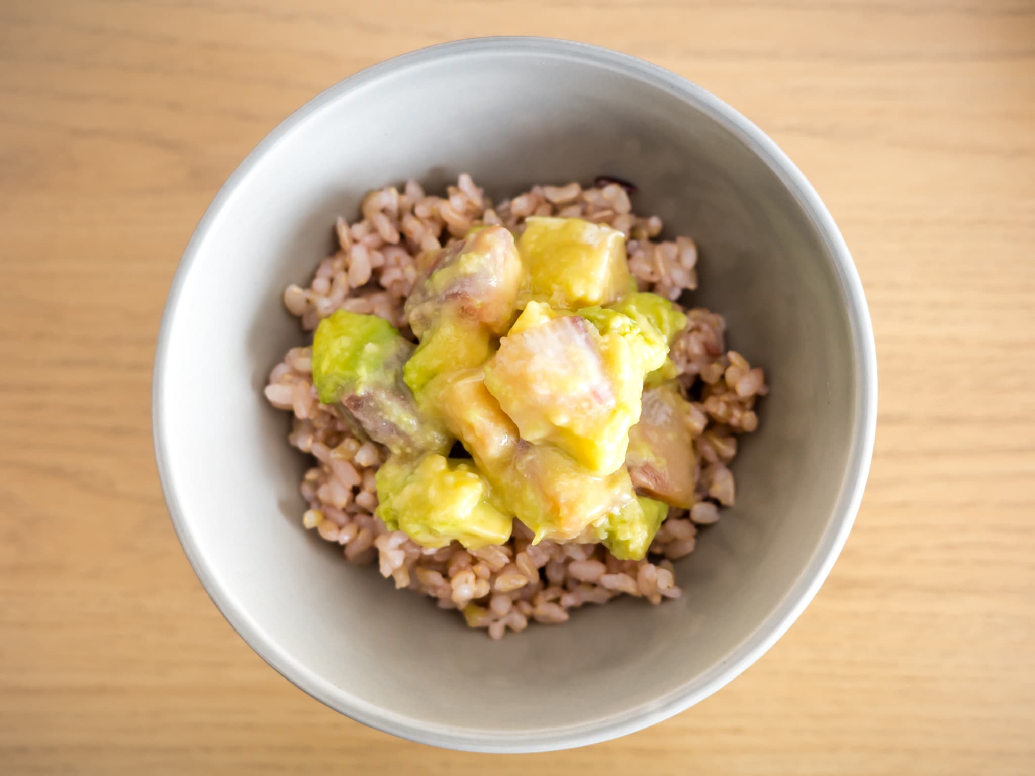 朝〆ぶりとアボカドのポキ丼