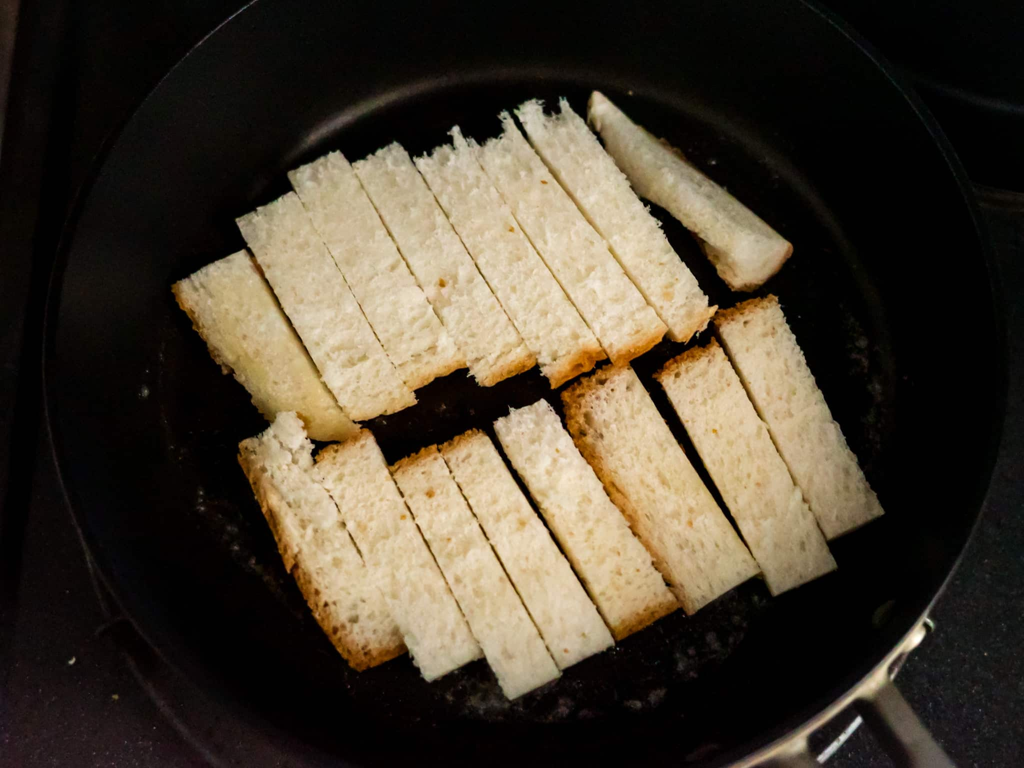 食パンの耳 ラスク 焼いているところ フライパン