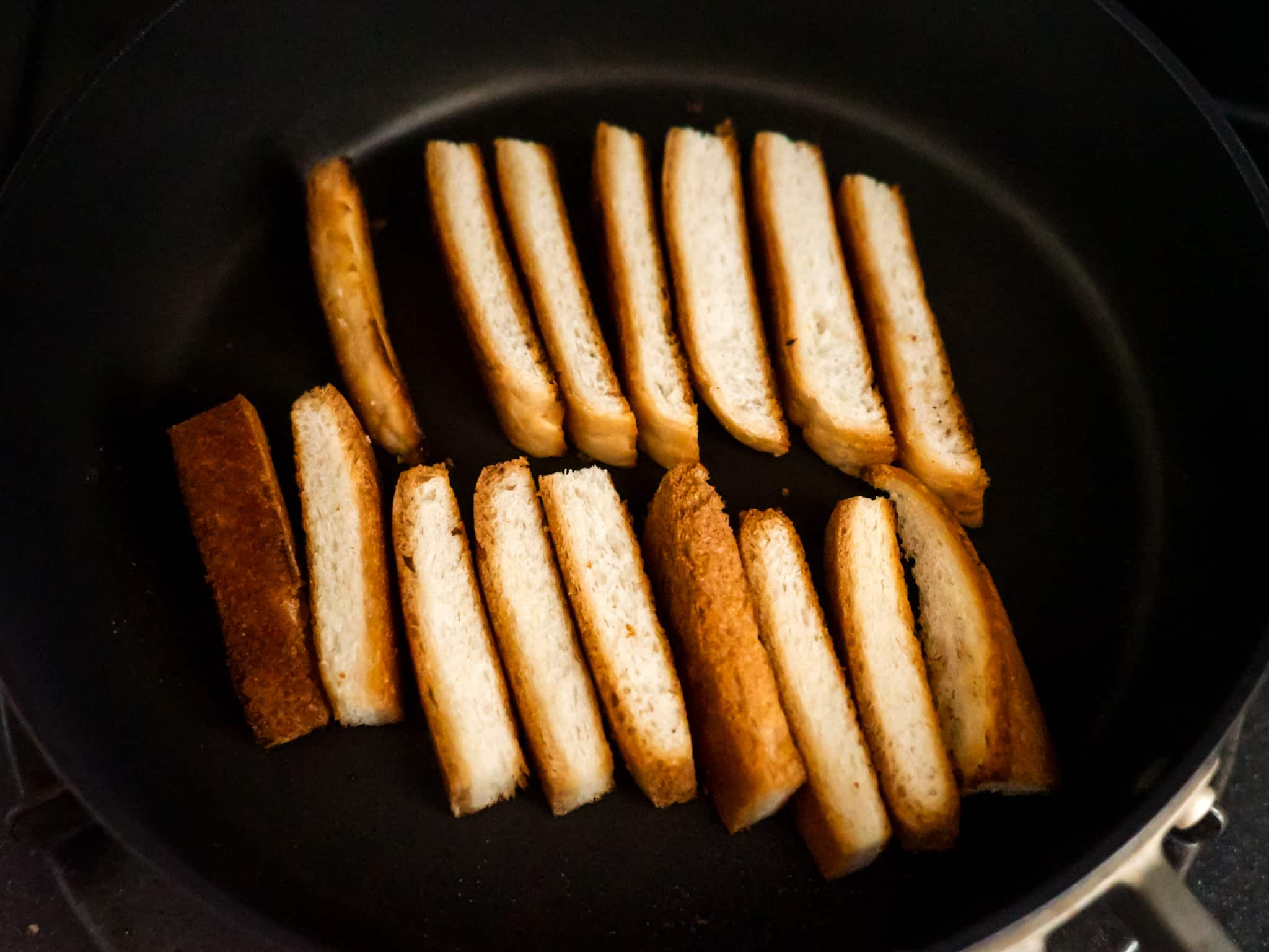 食パンの耳 ラスク 焼いているところ フライパン