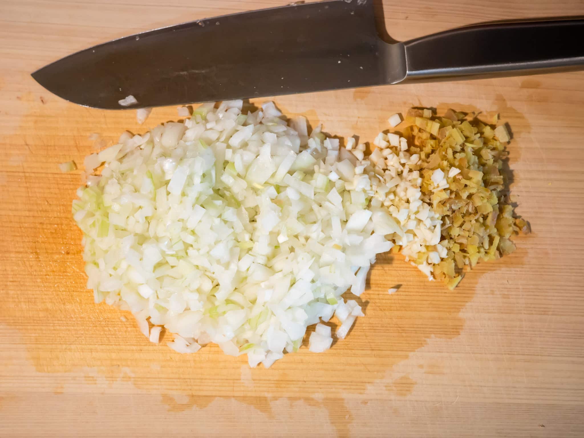 スパイスカレー にんにく しょうが 玉ねぎ みじん切り