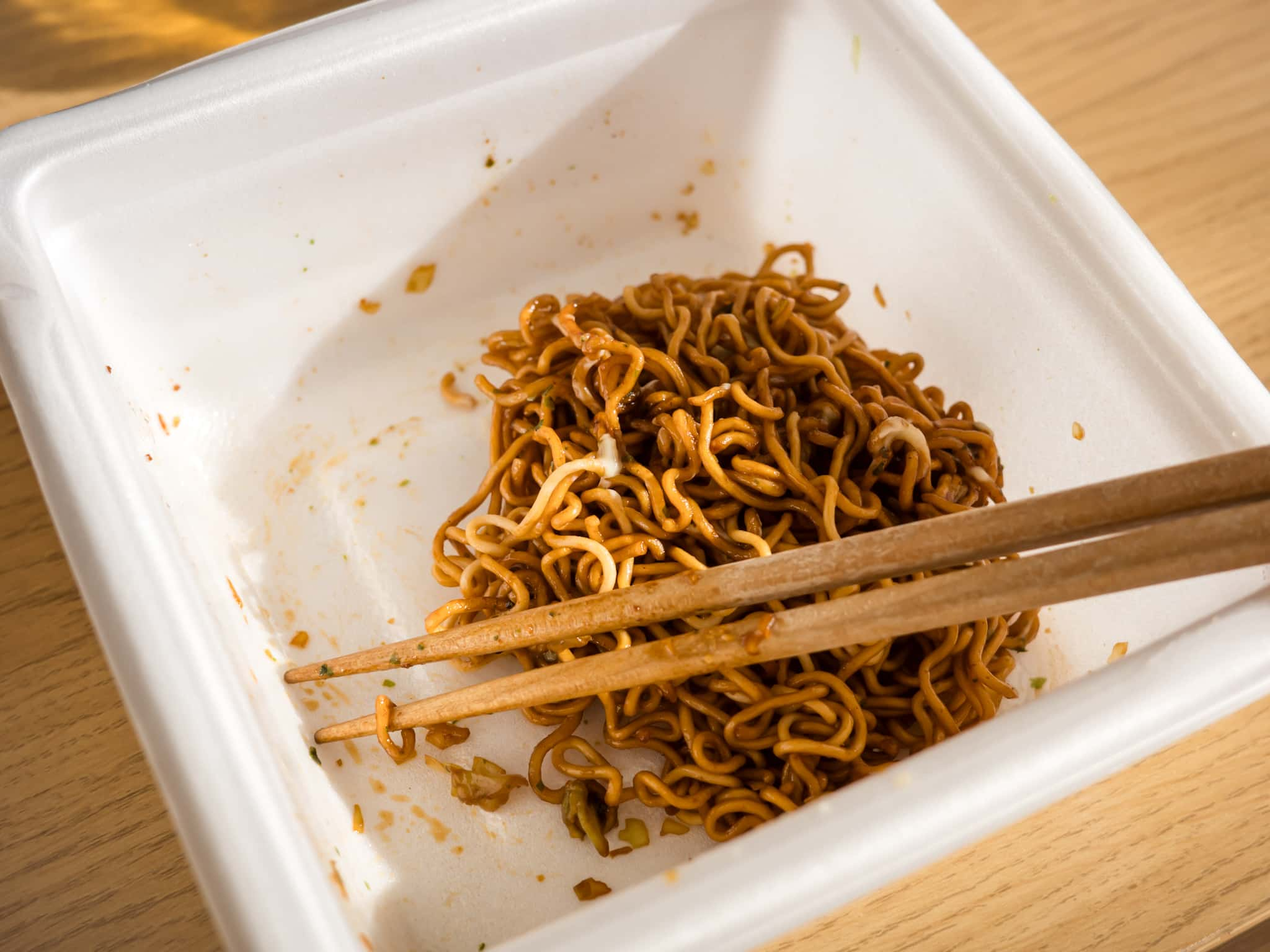 明星 一平ちゃん 食べ途中