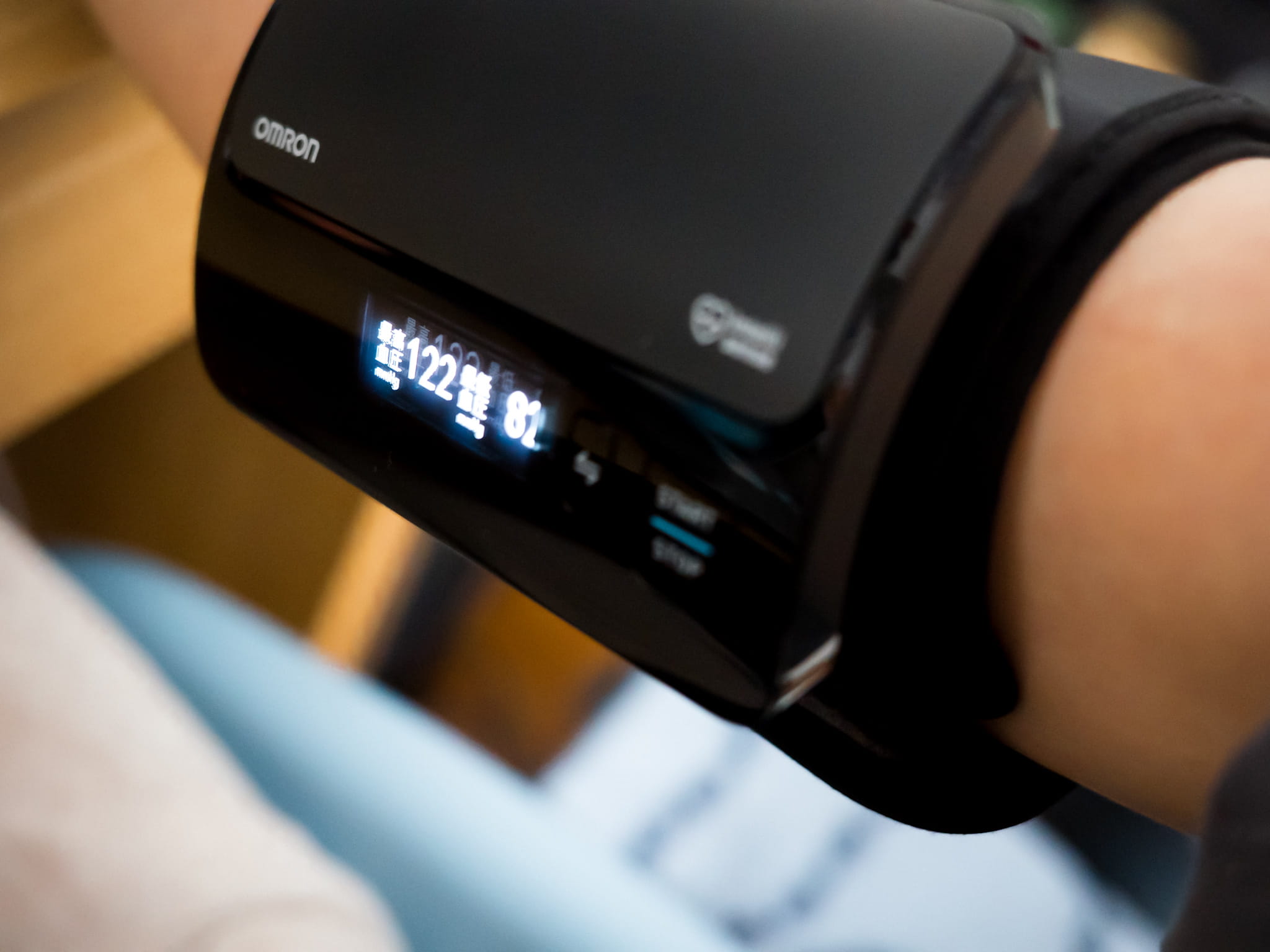 オムロン 血圧計 HCR-7608T2 上腕 装着中