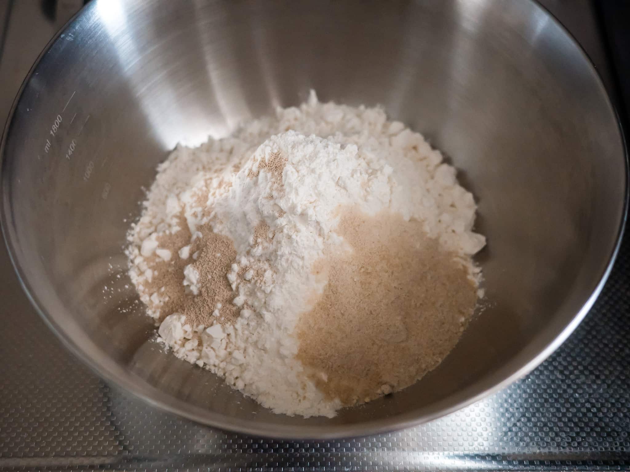 強力粉、ドライイースト、塩、砂糖