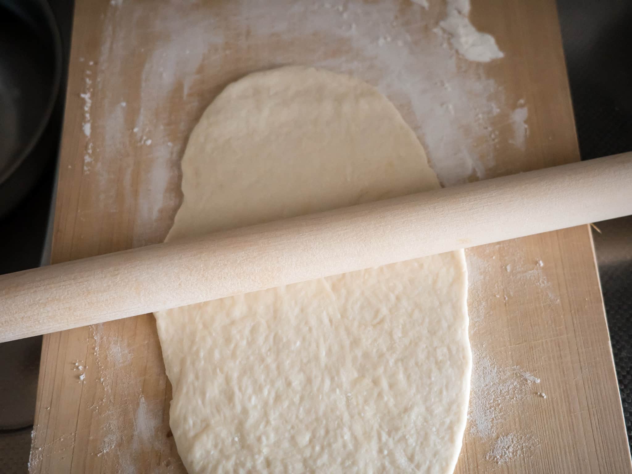 ベーコンエピの生地を伸ばす