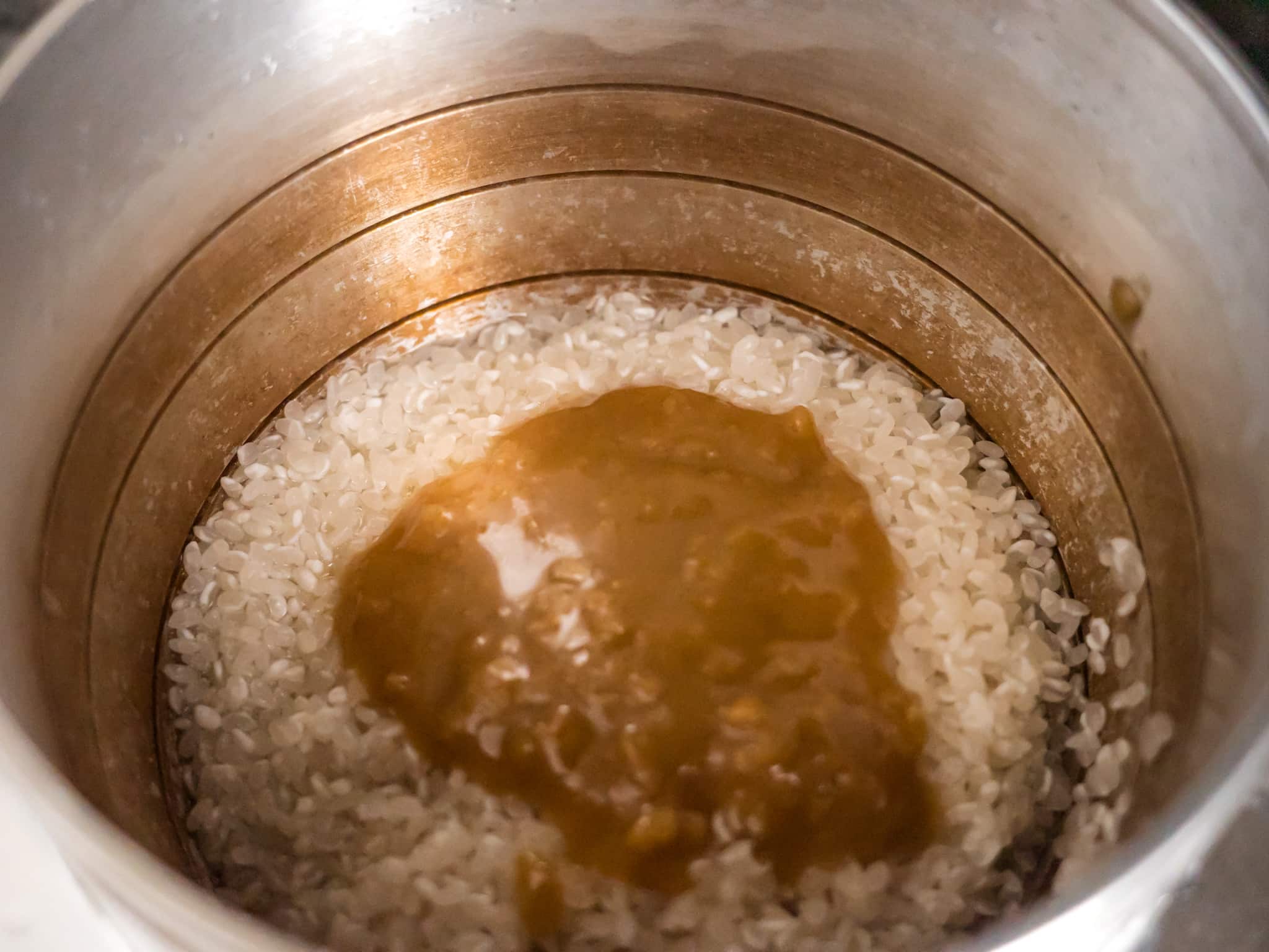 無印良品 カオマンガイ 白米とごはんの素を釜に入れたところ