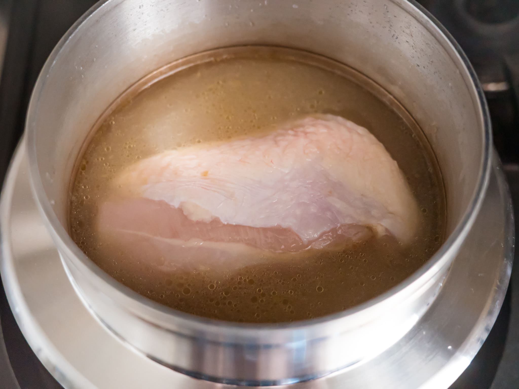 無印良品 カオマンガイ 鶏肉を釜に入れたところ