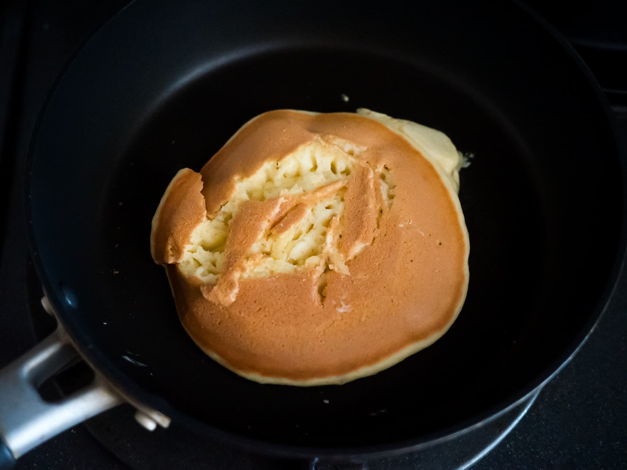 フライパンにホットケーキがくっついて崩壊している