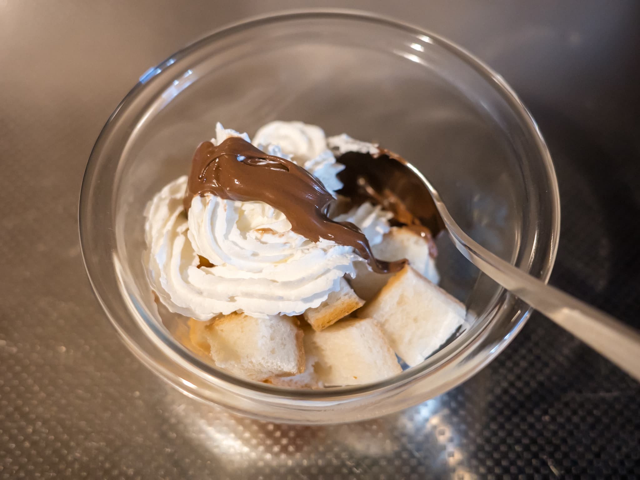 食パンの耳 ホイップクリーム ヌテラ