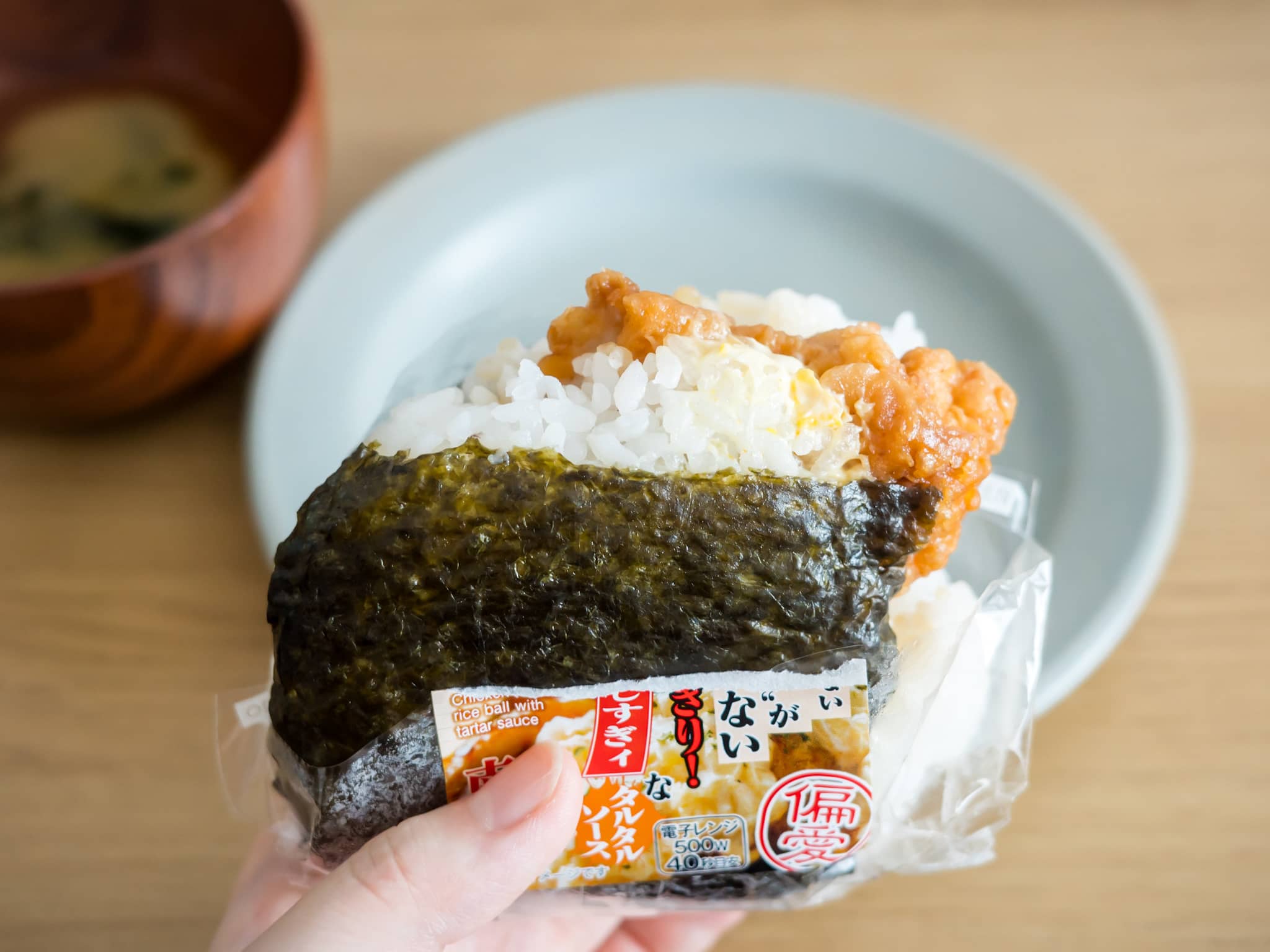 ドンキホーテ はみだしすぎィ！なチキン南蛮おにぎり 中身