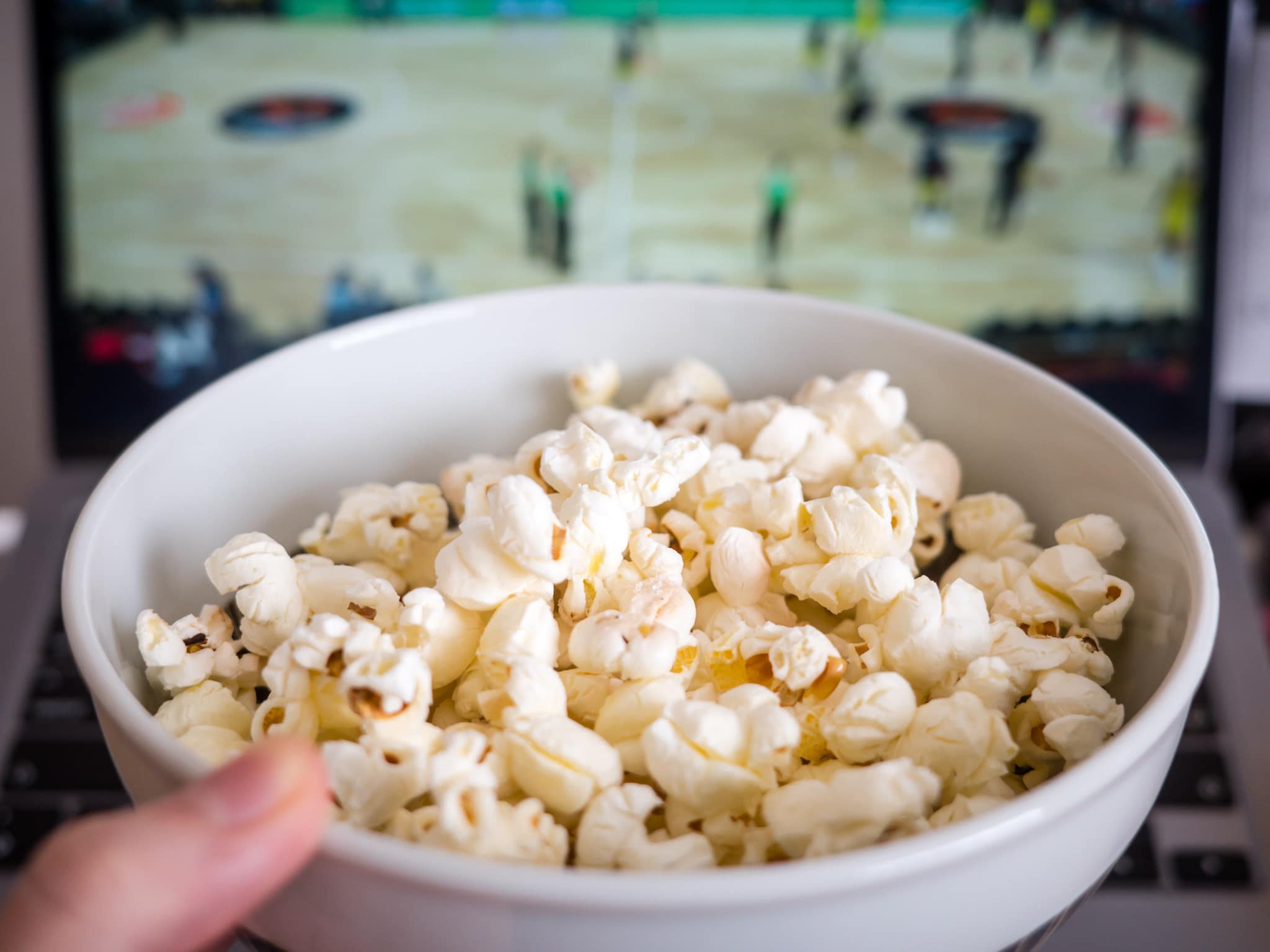 ポップコーン 食べながら バスケ観戦