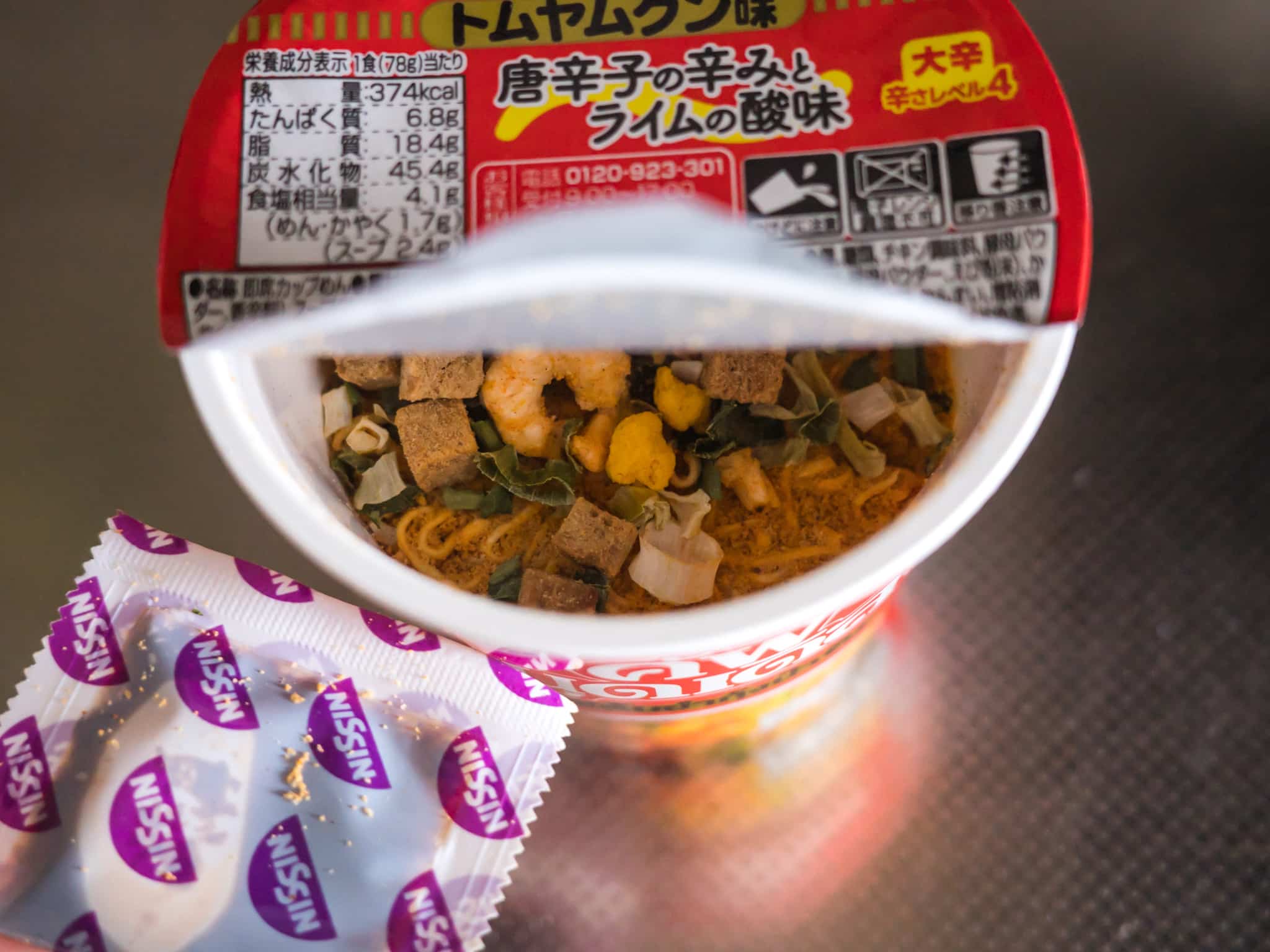 タイ　カップヌードル　トムヤムクン　開けたところ